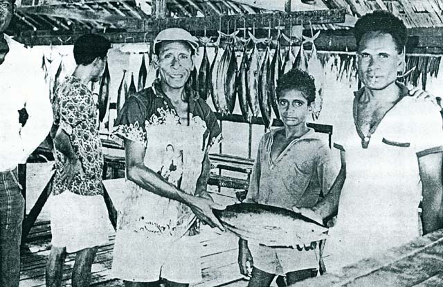 Foto 11  Sudah pernah saudara beli ikan dipasar di Manokwari. Djangan lupa mampir disana kalau saudara ada diManokwari.